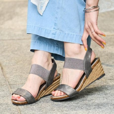 [^ԁFC7012506]݌v̔35˔jIi2025.4_j2016NɔANNql̐𔽉fȂǂAiĂЎŗEFbW\[T_uV[_vIN͍܂łňԂD]fUC𕜍AbSɏƂ悤ɏCAɗ₷j[A܂B`xĂ|Cg`yЎŗzSdlŗ܂ܕЎłƗIytBbgzbxgSɂȂĂ̂łz[hĂƂpJpJɂBy₷zԂ̂悢\[ŕ₷ɂBy芴zEFbW\[Ȃ̂Ńq[Ăɂ芴BɊ肸炢AEg\[łBy聝zbxg͑̍̃J[uɍ킹ĊpxĂDtBbgBxg͂ӂӂdグłByz~ɍRۖhL@\tBǐʂ͉ivIł͂܂jyӂӂz~ŜɃNbVĂsɂՌzĂ܂By킹₷zRNfށAW[g̉Ă炵VvfUCBVo[(006J[)AS[h(007J[)AuY(008J[)̓̂郁^bNH̑fނgpĂ܂ByTCYz25F22.5cm35F23.5cm45F24.5cm̏i͔Ŕ܂B炩߂Byql炢RgzE͏̂łCIтɍ̂łAV[[̃T_͎̑ɂsb^B@炭ɗ̂ŁAsĂ܂B5ڂłB@JoĊłB@(g:153cm@̌^:ӂ@lCr[25TCYw)EN̓x[WAS[hwB@̉Ă͖̂悤ɗĂ̂ŁAVo[ǉB@{ɗ₷BĂyłB@(g:162cm@̌^:ӂ@Vd:Б225g(TvTCY)