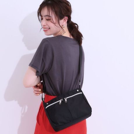 [^ԁFC7002039]yfUCzC[̑ɁAO|PbgAwʂɂKoƊJ|PbĝV_[obOłBS8̃|PbgAו̎[ɕ֗łBwʂ̃|Pbg̒ɂ|Pbg͒ǧ₷悤ɃbVɂĂ܂B500ml̃ybg{g̓C[ɉɎ[\łBy@\z{̂ɂ͝ngpĂ܂Bǐʂ͉ivł͂܂jydlzE|PbgF~5 O~3Ɩ̊֌WɂAۂFČꍇ܂B܂Ap\REX}[gtHȂǂ̊ɂA኱iƉ摜̃J[قȂꍇ܂Bd:250g