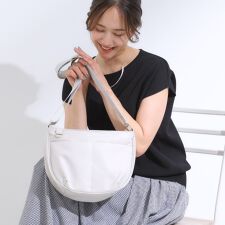 【撥水】フロントポケットハーフムーンショルダーバッグ