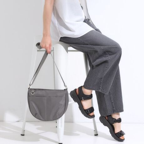 [^ԁFC7004009]yfUCzƃn̂fނgn[t[^̃V_[obOłBtg̃|Pbgɂ̓^bNĂӂ炵VGbgɎdグ܂BOƓɍ킹7̃|PbĝŁAsȂǂ̃gxobOTuobOƂĂ􂷂TCYłBy@\z{̂ɝfނgpĂ܂Bǐʂ͉ivł͂܂jydlzE|PbgF~3 O~4Ɩ̊֌WɂAۂFČꍇ܂B܂Ap\REX}[gtHȂǂ̊ɂA኱iƉ摜̃J[قȂꍇ܂Bd:240g