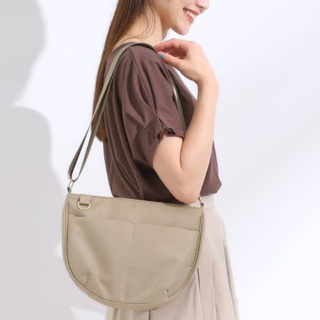 [^ԁFC7004009]yfUCzƃn̂fނgn[t[^̃V_[obOłBtg̃|Pbgɂ̓^bNĂӂ炵VGbgɎdグ܂BOƓɍ킹7̃|PbĝŁAsȂǂ̃gxobOTuobOƂĂ􂷂TCYłBy@\z{̂ɝfނgpĂ܂Bǐʂ͉ivł͂܂jydlzE|PbgF~3 O~4Ɩ̊֌WɂAۂFČꍇ܂B܂Ap\REX}[gtHȂǂ̊ɂA኱iƉ摜̃J[قȂꍇ܂Bd:240g