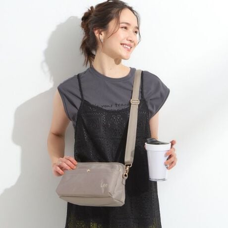 [^ԁFC7004016]yfUCzLeeʒ2w̃V_[obOłBC[ƃtg|Pbg2̎[̂ŁAו̎dɕ֗łBC̎[́Aybg{gɓ傫łBC[ƃtg|PbǵA2ɂĂ̂Ŏg聝tgƔwʂɂ̓I[v|PbĝŁAX}z⏬̂ɂ߂łB827A894J[͈ꕔX܌J[łBy@\z{̂ɝfނgpĂ܂Bǐʂ͉ivł͂܂jydlzE|PbgFO~3 ~3Ɩ̊֌WɂAۂFČꍇ܂B܂Ap\REX}[gtHȂǂ̊ɂA኱iƉ摜̃J[قȂꍇ܂Bd:270g(TvTCY)