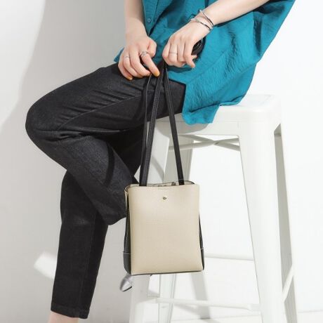 [^ԁFC7004021]yfUCzV[[ŐlČyfނgpV_[obOłB_炩yfނgpĂ̂ŁAigɂ߂łBC̃t@Xi[[ƁAOɂ[܂̂Ōڈȏ̎[͂łByql炢RgzEwQɎg܂B@肵X[cɂ킹ꂻłB@(g:162cm@̌^Fʁ@ubNw)@Ƃ̂𒸑ՂĂ܂BydlzE|PbgF~1Ɩ̊֌WɂAۂFČꍇ܂B܂Ap\REX}[gtHȂǂ̊ɂA኱iƉ摜̃J[قȂꍇ܂Bd:225g(TvTCY)