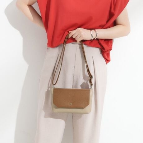 [^ԁFC7004019]yfUCz{̂ɌyʑfނgpāA֗2w̃V_[obOɎdオ܂Bڂ͂肵Ă܂[͂AfC[gɂ߂łBydlzE|PbgFO~1 ~1Ɩ̊֌WɂAۂFČꍇ܂B܂Ap\REX}[gtHȂǂ̊ɂA኱iƉ摜̃J[قȂꍇ܂Bd:245g(TvTCY)