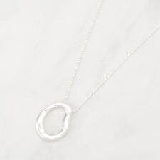 シューラルー(SHOOLARUE)のつやなしオープンループネックレス