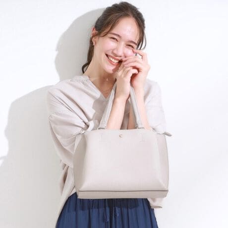 [^ԁFC7004022]yfUCz{̂Ɍyʑfނgpg[gobOłB悢V{̂fނgpꂢ߂Ɏdグ܂̂ŁAiłʋ΂ł߂łBt@Xi[̕tC[̑O2̑傫ߎ[|PbgA3wȂ̂ŉו̐ɕ֗łB͂Ղ肵Ă̂ŁAɃtBbg莝₷dlłBnhɑȉ~̋tĂ܂̂ŁAV_[ŎĂۂȂǂ̓nh|Ăgpł܂By@\zO\ȃV_[RtĂ̂ŗJ邱ƂłAV[ɍ킹ăg[gƎgł܂BydlzE|PbgF~3Ɩ̊֌WɂAۂFČꍇ܂B܂Ap\REX}[gtHȂǂ̊ɂA኱iƉ摜̃J[قȂꍇ܂Bd:400g(TvTCY)