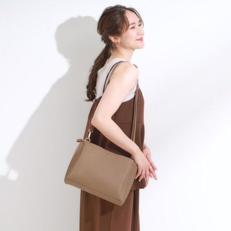 [^ԁFC7004022]yfUCz{̂Ɍyʑfނgpg[gobOłB悢V{̂fނgpꂢ߂Ɏdグ܂̂ŁAiłʋ΂ł߂łBt@Xi[̕tC[̑O2̑傫ߎ[|PbgA3wȂ̂ŉו̐ɕ֗łB͂Ղ肵Ă̂ŁAɃtBbg莝₷dlłBnhɑȉ~̋tĂ܂̂ŁAV_[ŎĂۂȂǂ̓nh|Ăgpł܂By@\zO\ȃV_[RtĂ̂ŗJ邱ƂłAV[ɍ킹ăg[gƎgł܂BydlzE|PbgF~3Ɩ̊֌WɂAۂFČꍇ܂B܂Ap\REX}[gtHȂǂ̊ɂA኱iƉ摜̃J[قȂꍇ܂Bd:400g(TvTCY)