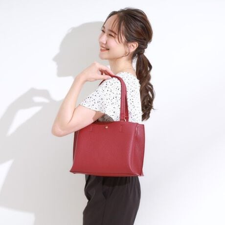 [^ԁFC7004022]yfUCz{̂Ɍyʑfނgpg[gobOłB悢V{̂fނgpꂢ߂Ɏdグ܂̂ŁAiłʋ΂ł߂łBt@Xi[̕tC[̑O2̑傫ߎ[|PbgA3wȂ̂ŉו̐ɕ֗łB͂Ղ肵Ă̂ŁAɃtBbg莝₷dlłBnhɑȉ~̋tĂ܂̂ŁAV_[ŎĂۂȂǂ̓nh|Ăgpł܂By@\zO\ȃV_[RtĂ̂ŗJ邱ƂłAV[ɍ킹ăg[gƎgł܂BydlzE|PbgF~3Ɩ̊֌WɂAۂFČꍇ܂B܂Ap\REX}[gtHȂǂ̊ɂA኱iƉ摜̃J[قȂꍇ܂Bd:400g(TvTCY)