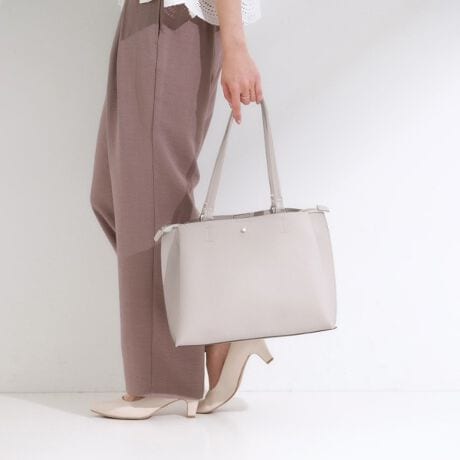 [^ԁFC7004020]yfUCzyʑfނgpg[gobOłB悢V{̂fނgpꂢ߂ɎdグāAC[ɂA4TCŶŒʋ΂ʊwɂ߂łBt@Xi[̕tC[̑O2̑傫ߎ[|PbgA3wȂ̂ŉו̐ɕ֗łB͂Ղ肵Ă̂ŁAɃtBbg莝₷dlłBnhɑȉ~̋tĂ܂̂ŁAdԂōĂۂobOuĂۂɃnh|Ăgpł܂BydlzE|PbgF~3Ɩ̊֌WɂAۂFČꍇ܂B܂Ap\REX}[gtHȂǂ̊ɂA኱iƉ摜̃J[قȂꍇ܂Bd:445g(TvTCY)