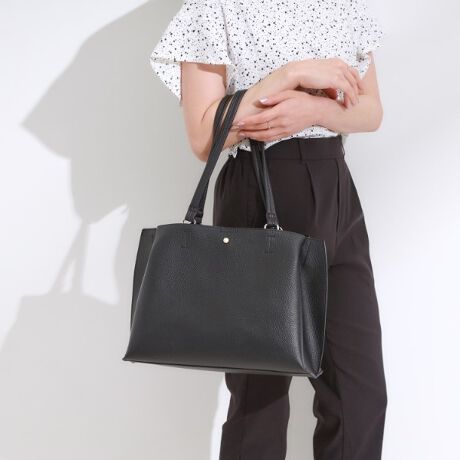 [^ԁFC7004020]yfUCzyʑfނgpg[gobOłB悢V{̂fނgpꂢ߂ɎdグāAC[ɂA4TCŶŒʋ΂ʊwɂ߂łBt@Xi[̕tC[̑O2̑傫ߎ[|PbgA3wȂ̂ŉו̐ɕ֗łB͂Ղ肵Ă̂ŁAɃtBbg莝₷dlłBnhɑȉ~̋tĂ܂̂ŁAdԂōĂۂobOuĂۂɃnh|Ăgpł܂BydlzE|PbgF~3Ɩ̊֌WɂAۂFČꍇ܂B܂Ap\REX}[gtHȂǂ̊ɂA኱iƉ摜̃J[قȂꍇ܂Bd:445g(TvTCY)