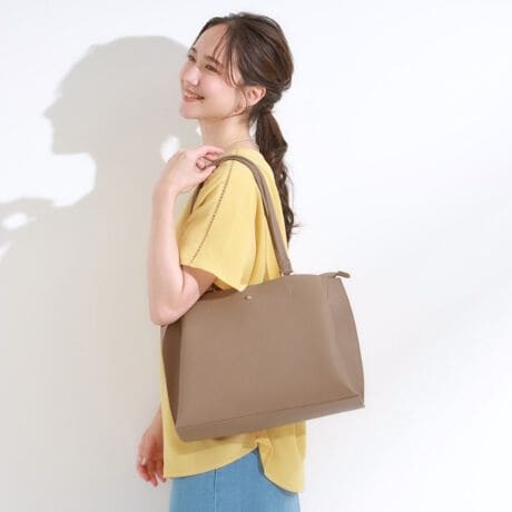 [^ԁFC7004020]yfUCzyʑfނgpg[gobOłB悢V{̂fނgpꂢ߂ɎdグāAC[ɂA4TCŶŒʋ΂ʊwɂ߂łBt@Xi[̕tC[̑O2̑傫ߎ[|PbgA3wȂ̂ŉו̐ɕ֗łB͂Ղ肵Ă̂ŁAɃtBbg莝₷dlłBnhɑȉ~̋tĂ܂̂ŁAdԂōĂۂobOuĂۂɃnh|Ăgpł܂BydlzE|PbgF~3Ɩ̊֌WɂAۂFČꍇ܂B܂Ap\REX}[gtHȂǂ̊ɂA኱iƉ摜̃J[قȂꍇ܂Bd:445g(TvTCY)