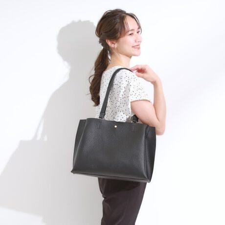 [^ԁFC7004020]yfUCzyʑfނgpg[gobOłB悢V{̂fނgpꂢ߂ɎdグāAC[ɂA4TCŶŒʋ΂ʊwɂ߂łBt@Xi[̕tC[̑O2̑傫ߎ[|PbgA3wȂ̂ŉו̐ɕ֗łB͂Ղ肵Ă̂ŁAɃtBbg莝₷dlłBnhɑȉ~̋tĂ܂̂ŁAdԂōĂۂobOuĂۂɃnh|Ăgpł܂BydlzE|PbgF~3Ɩ̊֌WɂAۂFČꍇ܂B܂Ap\REX}[gtHȂǂ̊ɂA኱iƉ摜̃J[قȂꍇ܂Bd:445g(TvTCY)