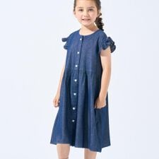 シューラルー(SHOOLARUE)の【100-150cmひんやり】ハートボタンデニムワンピース