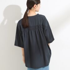 【S-LL洗濯後しわになりにくい】後ろ姿もぬかりなく バックギャザーブラウス
