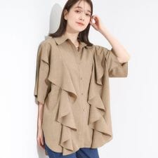 【洗えるS-LL】大きめのフリルが印象的 デザインブラウス