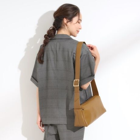 [^ԁFC7004037]yfUCzRiKVGbgŃgĥ郏V_[obOłB{̂ɂ͂炩fނgpĂ܂̂ŁA肵JWAȕɂ킹₷łBV_[R̒𒲐āA΂ߊ|ɂ|ɂł܂BydlzE|PbgF~2Ɩ̊֌WɂAۂFČꍇ܂B܂Ap\REX}[gtHȂǂ̊ɂA኱iƉ摜̃J[قȂꍇ܂Bd:310g