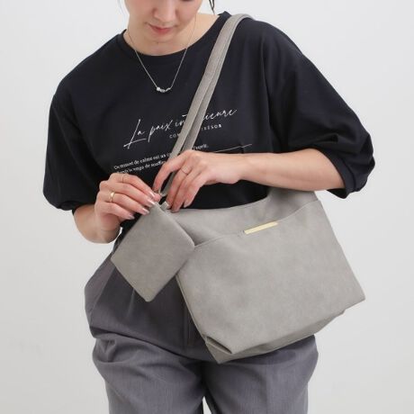 [^ԁFC7004041]yfUCzfUC̈قȂ|PbgOƌɂAǂOɂĂgpWtFCXdl̃V_[obOłBwʑ̏ct@Xi[|Pbg̉s21cmɂAz₷悤ɉǂĂ܂B|Pbg̓I[v|PbgOV[Y1₵܂BJ[h⏬̂ɕ֗ȎO\̃~j|[`tłBydlzE|PbgF~3it@Xi[t~1j O~2it@Xi[t~1jƖ̊֌WɂAۂFČꍇ܂B܂Ap\REX}[gtHȂǂ̊ɂA኱iƉ摜̃J[قȂꍇ܂Bd:370g