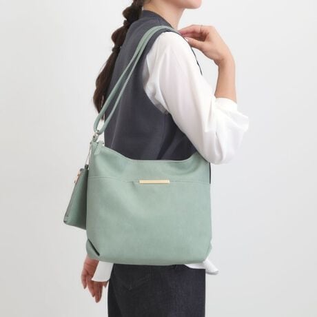 [^ԁFC7004041]yfUCzfUC̈قȂ|PbgOƌɂAǂOɂĂgpWtFCXdl̃V_[obOłBwʑ̏ct@Xi[|Pbg̉s21cmɂAz₷悤ɉǂĂ܂B|Pbg̓I[v|PbgOV[Y1₵܂BJ[h⏬̂ɕ֗ȎO\̃~j|[`tłBydlzE|PbgF~3it@Xi[t~1j O~2it@Xi[t~1jƖ̊֌WɂAۂFČꍇ܂B܂Ap\REX}[gtHȂǂ̊ɂA኱iƉ摜̃J[قȂꍇ܂Bd:370g