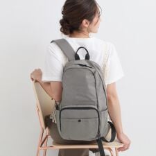 シューラルー(SHOOLARUE)の【撥水】立体ポケットリュック