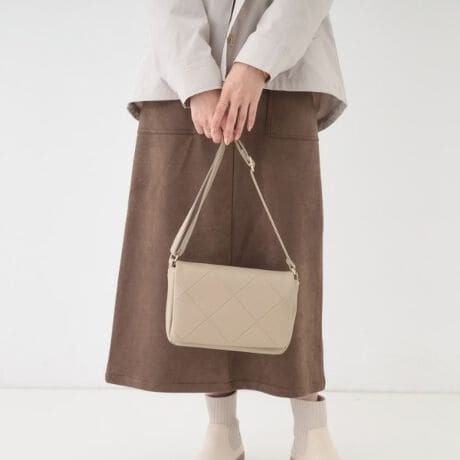 [^ԁFC7004045]yfUCzVvȃfUCȂoCAX`FbN^Ă肰Ȃ|Cgɂ܂B{bNX^ŏNVJȕ͋CȂ̂łꂢڃX^COɂ߂łBydlzE|PbgF~2 O~1Ɩ̊֌WɂAۂFČꍇ܂B܂Ap\REX}[gtHȂǂ̊ɂA኱iƉ摜̃J[قȂꍇ܂Bd:310g