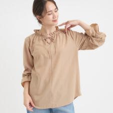 【S-LL洗濯後しわになりにくい吸水速乾UV】大人フェミニンな装いに 襟フリルブラウス