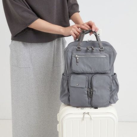 [^ԁFC7004061]yfUCztgɁÅ̂|PbgbNłB|PbgfUCŁAוƐł܂BwʂɂA4TCỸt@C[\ȑ傫Ȃ̂ŁAʋ΂ʊwɂœKłBETCh̃|Pbg͐ybg{gA܂ݎPȂǂ̂ɕ֗łBE{̔wʑɂ̓NbV|PbĝŁA^ubĝɂ߂łBiA4TCY\jEwʑɂt@Xi[|PbĝŁA厖Ȃ̂̂ɕ֗łBEsoɂ҂̃L[I^CvB wʕL[P[X̃nhɒʂdlɂȂĂAꏏɎ^ׂ֗ȃfUCłB̃J[͐FɂĈႢ܂B013J[FVo[J[̋019J[A042J[FS[hJ[̋y@\z{̂ɂ͝fނgpĂ܂Bǐʂ͉ivł͂܂BjydlzE|PbgF~2 O~8EA4t@C[Ɩ̊֌WɂAۂFČꍇ܂B܂Ap\REX}[gtHȂǂ̊ɂA኱iƉ摜̃J[قȂꍇ܂Bd:595g