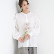 シューラルー(SHOOLARUE)の【洗濯後シワになりにくい】お袖シャーリングシャツ