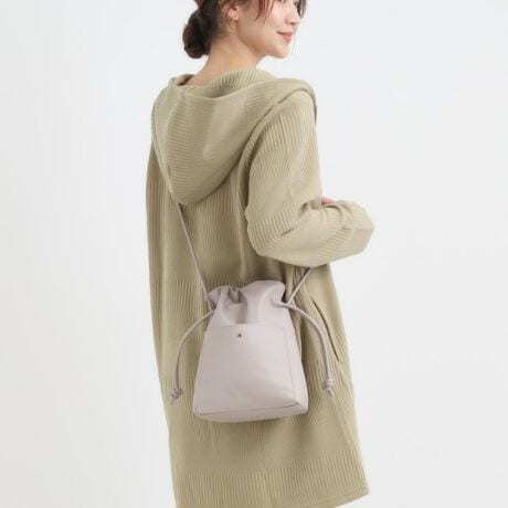 [^ԁFC7004071]yfUCzВ̂悤ɌiĎgV_[obOłBOʂɃI[v|PbgtĂ̂ŁATbƎôĂ̂ɕ֗łB{̂ɂ͂炩fނgpĂ̂ŁAJWAR[fɍ킹₷łBydlzE|PbgF~1 O~2Ɩ̊֌WɂAۂFČꍇ܂B܂Ap\REX}[gtHȂǂ̊ɂA኱iƉ摜̃J[قȂꍇ܂Bd:215g