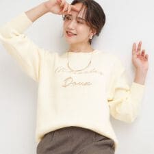 【洗濯機可ちくちくしにくい】大人のための スウェットライク刺繍ロゴニット