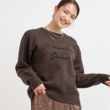 【洗濯機可ちくちくしにくい】大人のための スウェットライク刺繍ロゴニット