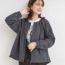 シューラルー(SHOOLARUE)のノーカラータックデザインメモリーブルゾン