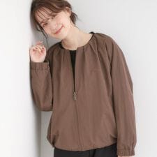 シューラルー(SHOOLARUE)のノーカラータックデザインメモリーブルゾン