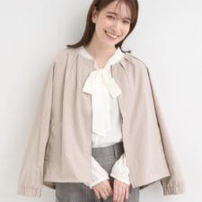 シューラルー(SHOOLARUE)のノーカラータックデザインメモリーブルゾン