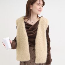 シューラルー(SHOOLARUE)のふわふわファーベスト