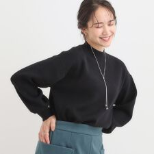 シューラルー(SHOOLARUE)の【洗える毛玉レス】表面がきれいなハイネックバックスリットニット