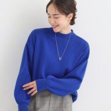 シューラルー(SHOOLARUE)の【洗える毛玉レス】表面がきれいなハイネックバックスリットニット