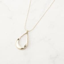 シューラルー(SHOOLARUE)のフェイクスエードドロップネックレス