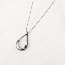 シューラルー(SHOOLARUE)のフェイクスエードドロップネックレス