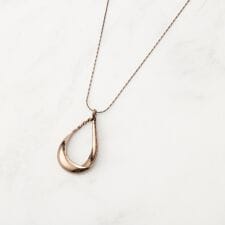 シューラルー(SHOOLARUE)のフェイクスエードドロップネックレス