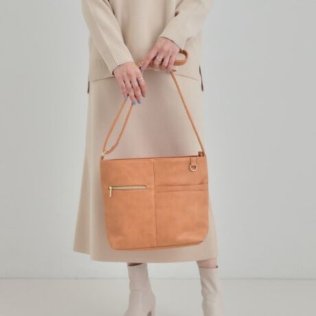 [^ԁFC7005010]yfUCzV[[ŐlC̃tg؂ւfUC̃V_[obOłB{̂̃TCY⑾߂̈肵V_[xgg₷|CgłB̂鍇vfނgpĂ܂̂ŁAJWAȃX^COɂ҂łBV[Y̓|Pbg1A8|PbgɃAbvf[g܂BEtgɃt@Xi[|Pbg1AI[v|Pbg2EwʂɃt@Xi[|Pbg1EC[̑OɃI[v|Pbg1EɃt@Xi[|Pbg1AI[v|Pbg2OʉEɂDJtĂ܂̂ŁA`[Ȃǂt̂ɂ߂łBydlzE|PbgF~3 O~4Ɩ̊֌WɂAۂFČꍇ܂B܂Ap\REX}[gtHȂǂ̊ɂA኱iƉ摜̃J[قȂꍇ܂Bd:430g