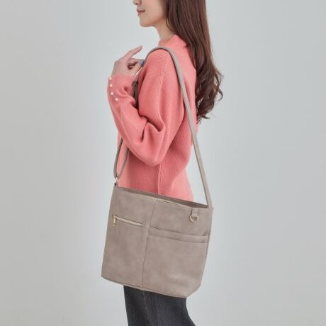 [^ԁFC7005010]yfUCzV[[ŐlC̃tg؂ւfUC̃V_[obOłB{̂̃TCY⑾߂̈肵V_[xgg₷|CgłB̂鍇vfނgpĂ܂̂ŁAJWAȃX^COɂ҂łBV[Y̓|Pbg1A8|PbgɃAbvf[g܂BEtgɃt@Xi[|Pbg1AI[v|Pbg2EwʂɃt@Xi[|Pbg1EC[̑OɃI[v|Pbg1EɃt@Xi[|Pbg1AI[v|Pbg2OʉEɂDJtĂ܂̂ŁA`[Ȃǂt̂ɂ߂łBydlzE|PbgF~3 O~4Ɩ̊֌WɂAۂFČꍇ܂B܂Ap\REX}[gtHȂǂ̊ɂA኱iƉ摜̃J[قȂꍇ܂Bd:430g