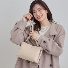 配色ベルトがアクセント 3層ショルダーバッグ