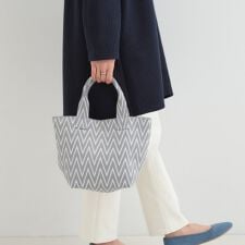 大人のカジュアルスタイルに ニットランチトートバッグ