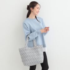 大人のカジュアルスタイルに ニットトートバッグ