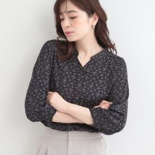 【S-LL】首元すっきり魅せ　大人の上品サテンブラウス