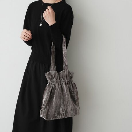 [^ԁFF5804032]yfUC|Cgzقǂ悢򊴂͂̃xAfނgg[gobOB̂܂܃g[gƂĎĝ͂A㕔LƍiċВ^ɂł2WAYfUCłBCR[fɍ킹Č`ς̂ꂵ|CgBtg̃ShJVvȃfUC̃ANZgɁByfރ|CgzpxɂČ̔ZWωA[݂̂\LȐñxAfށBydlzE|PbgF~1Ɩ̊֌WɂAۂFČꍇ܂B܂Ap\REX}[gtHȂǂ̊ɂA኱iƉ摜̃J[قȂꍇ܂Bd:180g