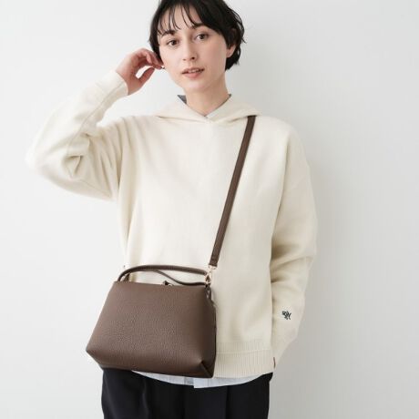 [^ԁFF5805001]yfUC|Cgziӂ郌U[̕AVvŐꂽV_[obOB炩EhtHƒ悢TCYŁAfC[ɂꂢ߃X^CɂȂރfUCłBnhƃV_[Xgbv2WAYdlŁAV[ɍ킹\BKvȉו܂p˔ÃR[fɏivX܂BydlzE|PbgF~1Ɩ̊֌WɂAۂFČꍇ܂B܂Ap\REX}[gtHȂǂ̊ɂA኱iƉ摜̃J[قȂꍇ܂Bd:305g(TvTCY)