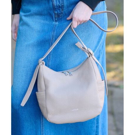 [^ԁF08501089]y_炩₷A[͂̂z[{[obOzVvȃfUCƋ@\˔U[̃z[{[obOBVN^̃JEU[_炩A|ɑ̂ɓŎ₷obOłBTChɂ̓X}[gtH܂肽ݎP[̂ɍœKȃ|Pbg𑕔BKvȃACeɎo֗͂łB500ml̃ybg{gⒷzۂ܂TCYŁAfC[炨d܂őlȃV[Ŋ􂵂܂BTChɕtgāAV_[̒Rɒ\B̌^X^Cɍ킹tBbg܂BobO̔wʂɂ̓X}[gtHoꂵ₷t@Xi[|Pbg𑕔B}ȎoȒPłBBAǦɃ}`tt@Xi[JŁAgB邽߁ASĎ܂B܂Anɂ̓hXeAIWĩI[o[bvT[NgpBBAǦɌVѐSƓʊyނƂł܂BydlzE|PbgFO~3 ~2Ɩ̊֌WɂAۂFČꍇ܂B܂Ap\REX}[gtHȂǂ̊ɂA኱iƉ摜̃J[قȂꍇ܂Bd:365g(TvTCY)