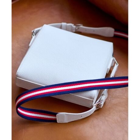 [^ԁF08601029]VNH̍ĐvgpV^V_[obOoIĐvVN^U[ōČǎdオłBVN͏ڗɂƂbg܂BĐv́Avi̐YߒŖ{̂ĂĂ܂ْf̒[؂W߁Aӂł߂V[gɃ|E^R[eBO{čĂ܂B̂߁A{vɋ߂邱Ƃ\ƂV̑fނłBXɃR[eBOɂĝ@\Ă̂ŁAyJȂǂefނƂȂĂ܂B{v̐YHɔׁA̎gpʂ_Yfroʂ}邱ƂôɉAMdȓ̊v𖳑ʂȂgp邱Ƃ̂łGRȑfނƌ܂BX}[gtHz͂A500ml̃ybg{gۂƎ܂TCỸV_[obOłB܂AɃJ[ĥ܂܎[ł|Pbg4zuƂŎp܂܂BV_[̃gR[zFfUC|CgłBnɂ́Auh\长uI[o[bvT[NvvgґɎgpAobOJۂɂ̖fUCɂȂĂ܂Buhl[|CgŔVvȃfUCȂ̂ŁA̕ɂIXX郆jZbNXACełBydlzE|PbgF~2 J[h|Pbg~4Ɩ̊֌WɂAۂFČꍇ܂B܂Ap\REX}[gtHȂǂ̊ɂA኱iƉ摜̃J[قȂꍇ܂Bd:370g(TvTCY)