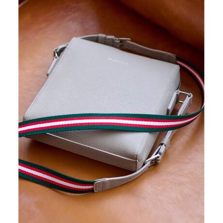 [^ԁF08601029]VNH̍ĐvgpV^V_[obOoIĐvVN^U[ōČǎdオłBVN͏ڗɂƂbg܂BĐv́Avi̐YߒŖ{̂ĂĂ܂ْf̒[؂W߁Aӂł߂V[gɃ|E^R[eBO{čĂ܂B̂߁A{vɋ߂邱Ƃ\ƂV̑fނłBXɃR[eBOɂĝ@\Ă̂ŁAyJȂǂefނƂȂĂ܂B{v̐YHɔׁA̎gpʂ_Yfroʂ}邱ƂôɉAMdȓ̊v𖳑ʂȂgp邱Ƃ̂łGRȑfނƌ܂BX}[gtHz͂A500ml̃ybg{gۂƎ܂TCỸV_[obOłB܂AɃJ[ĥ܂܎[ł|Pbg4zuƂŎp܂܂BV_[̃gR[zFfUC|CgłBnɂ́Auh\长uI[o[bvT[NvvgґɎgpAobOJۂɂ̖fUCɂȂĂ܂Buhl[|CgŔVvȃfUCȂ̂ŁA̕ɂIXX郆jZbNXACełBydlzE|PbgF~2 J[h|Pbg~4Ɩ̊֌WɂAۂFČꍇ܂B܂Ap\REX}[gtHȂǂ̊ɂA኱iƉ摜̃J[قȂꍇ܂Bd:370g(TvTCY)